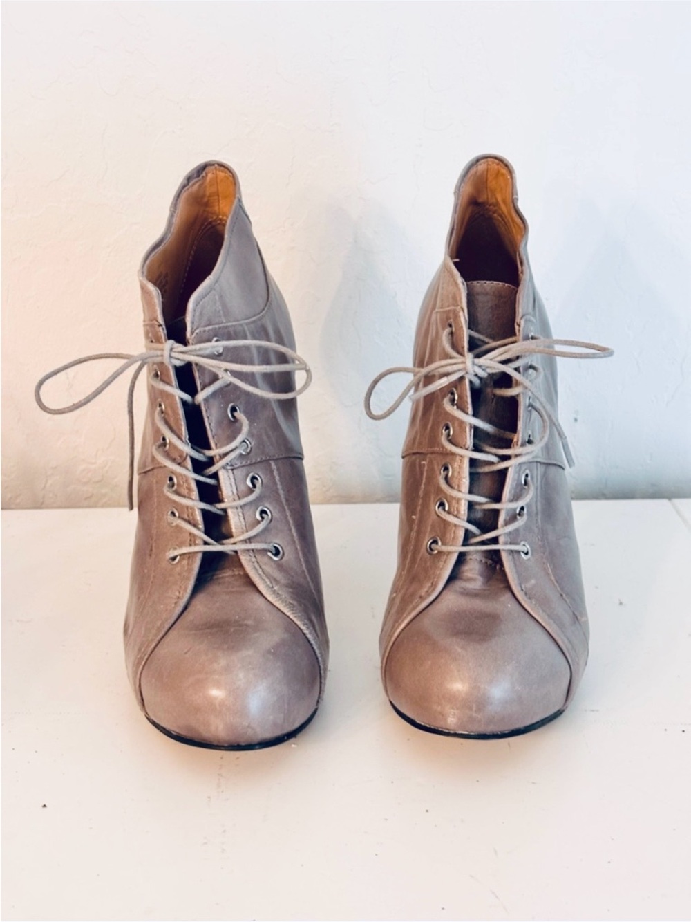 Nine West ‘Vanished’ Leather Lace Up Stiletto Oxford Style Booties Taupe, Sz 9N - Picture 3 of 8